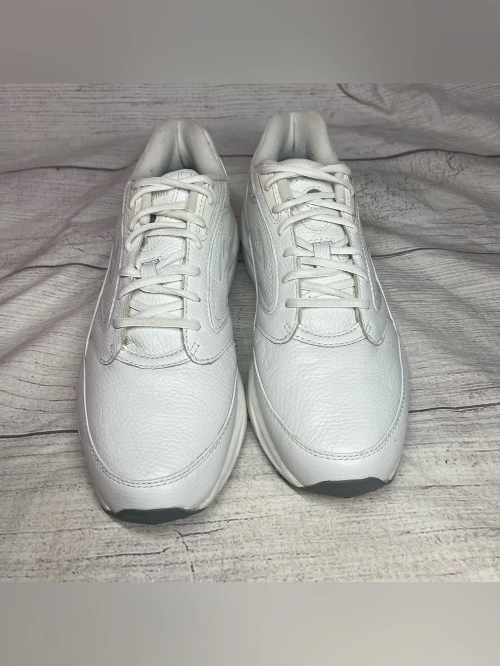 Brooks Men’s 12D White Leather Addiction Walker Walking Shoes